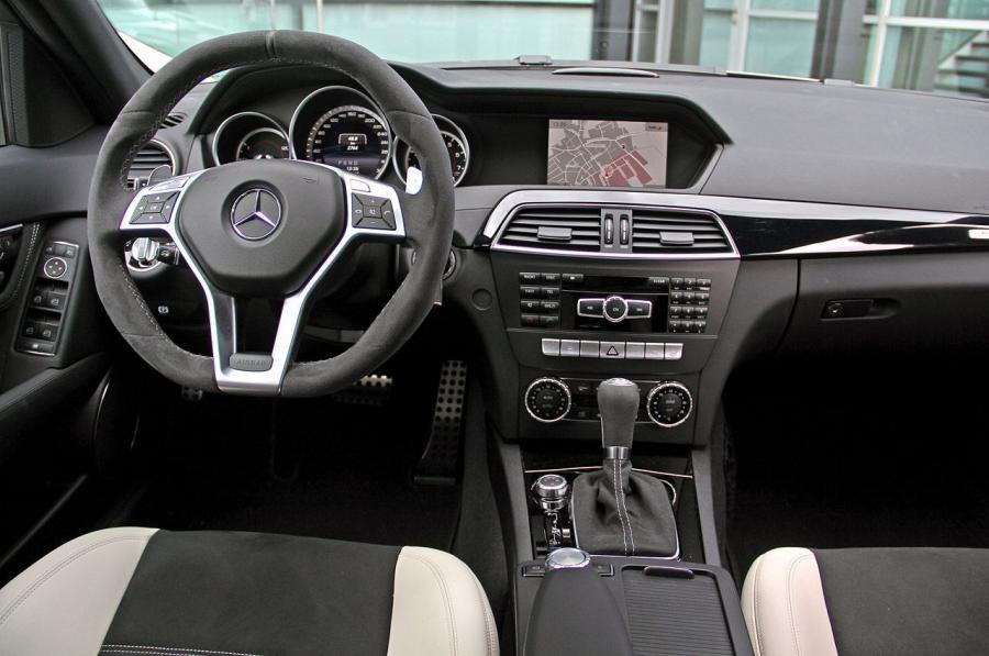  Mercedes-Benz C63 AMG Edition 507 2014 года  (фото 15 из 40)